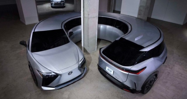 Lexus RZ 450e và RX 450h+ hóa thành các tác phẩm nghệ thuật độc đáo