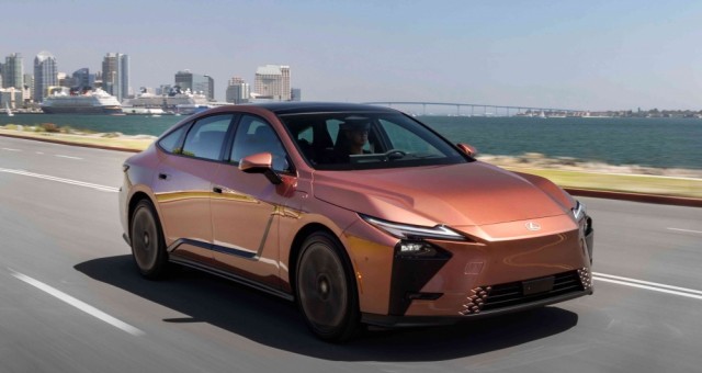 Lexus Việt Nam úp mở xe mới trước ngày ra mắt: 'Sự chuyển mình của một mẫu xe biểu tượng'