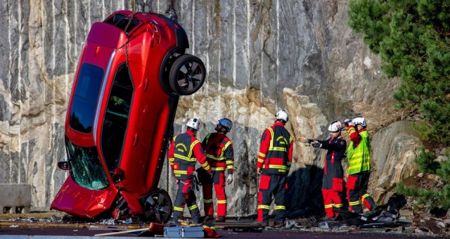 Cách Volvo thử nghiệm độ an toàn: Thả rơi xe tự do từ độ cao 30m đầy khắc nghiệt
