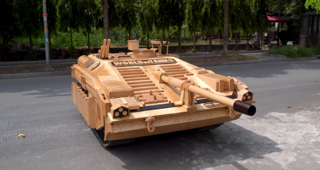 Thợ Việt gây 'sốt' trên báo Mỹ nhờ bản sao xe tăng bằng gỗ cực kỳ chi tiết