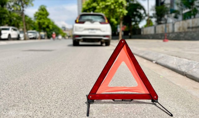 Ba thiết bị cảnh báo tài xế nên trang bị sẵn khi ô tô gặp sự cố trên cao tốc