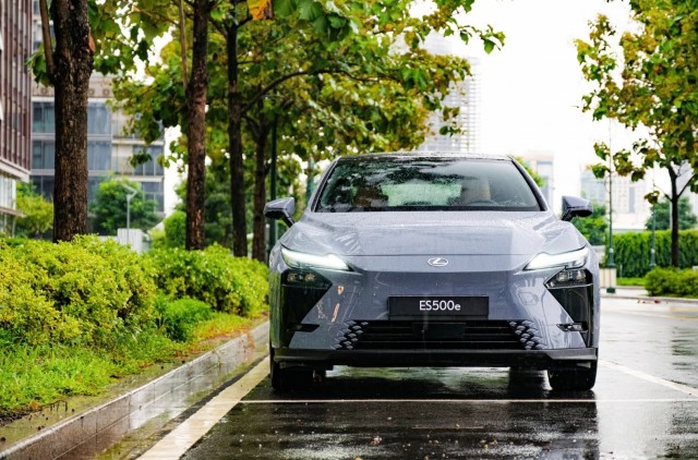 Lexus ES 500e cập bến Việt Nam: Sedan điện gần 3 tỷ đồng có gì đặc biệt?