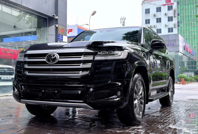 Cận cảnh Toyota Land Cruiser 300 HEV tại đại lý: Mức tiêu thụ 10 lít/100 km, giá từ 4,71 tỷ đồng