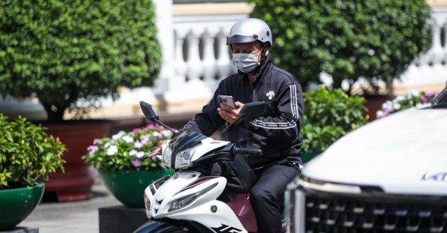 Dùng điện thoại trong lúc dừng đèn đỏ có bị phạt? Cục CSGT lên tiếng làm rõ