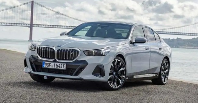 Ô tô điện có thể nặng hơn xe xăng đến cả nửa tấn? Nguyên nhân do đâu?