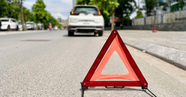 3 thiết bị cảnh báo tài xế nên có sẵn phòng trường hợp ô tô gặp sự cố trên cao tốc