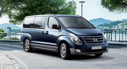Giá xe Hyundai Starex 01/2021 cạnh tranh mạnh mẽ Transit 9 chỗ
