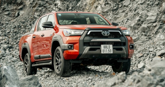 Đánh giá Toyota Hilux 2021: Đủ sức đấu với Ranger? | Auto5