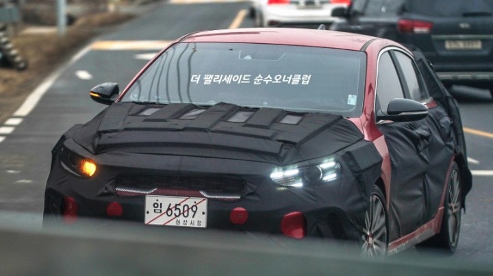 Kia Forte/Cerato 2022 cùng lớp ngụy trang đen