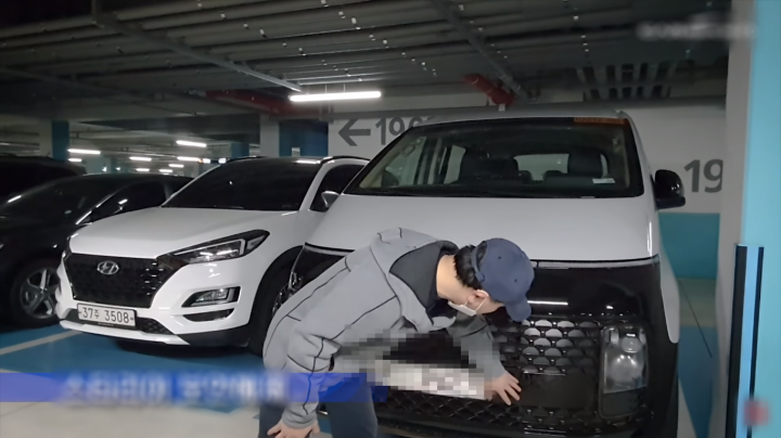 Hyundai Staria lớn và dài hơn đáng kể so với chiếc Tucson nằm cạnh