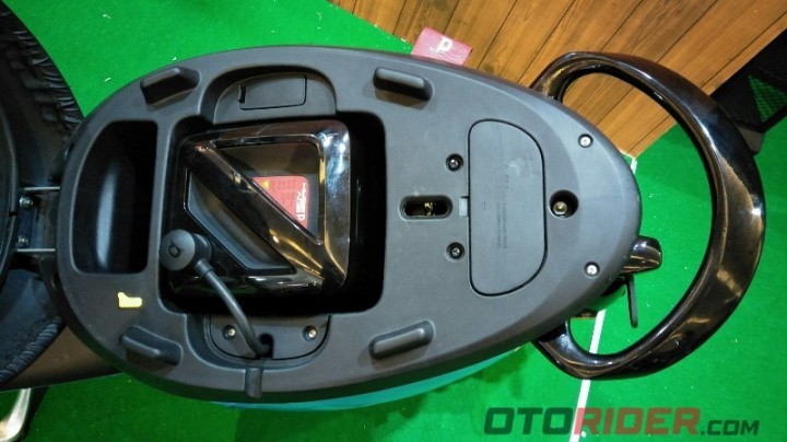 Tuy không có cốp để đồ nhưng Benelli Dong sở hữu không gian để chân khá rộng rãi