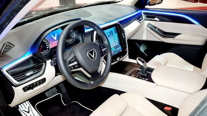 noi-that-vinfast-lux-v8-2020