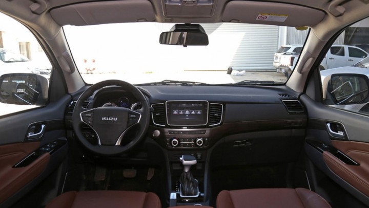 noi-that-isuzu-mu-x-2020