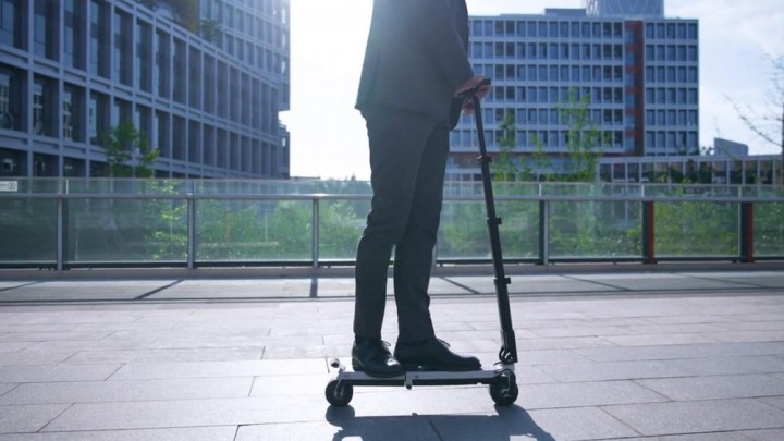 world-s-smallest-e-scooter-can-be-folded-to-fit-in-0637
