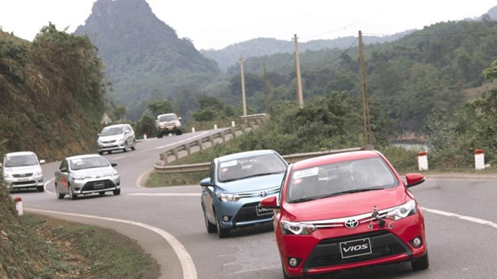 Rà phanh liên tục khi xuống dốc