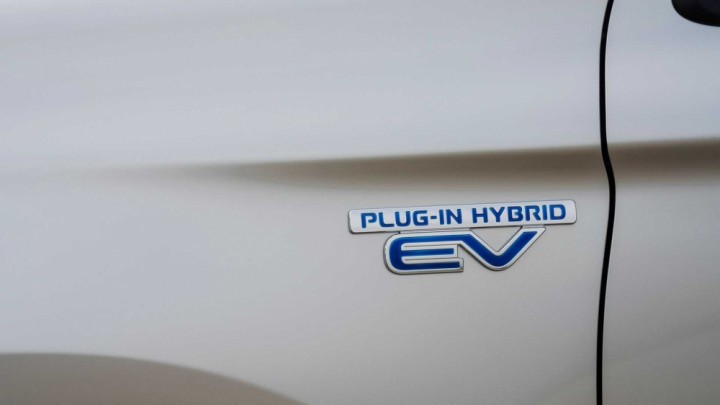 Logo PHEV ở phía sau
