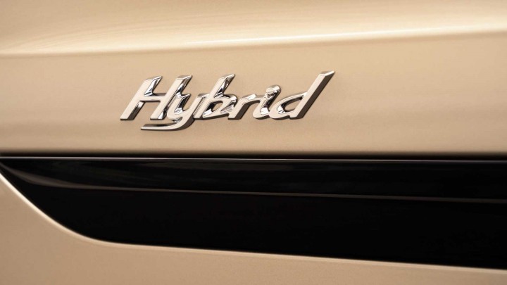 2021-bentley-bentayga-hybrid-facelift-badge