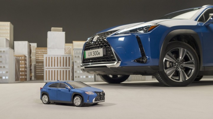 Mô hình Lexus UX 300e có kích thước tỉ lệ 1:10 so với xe thật