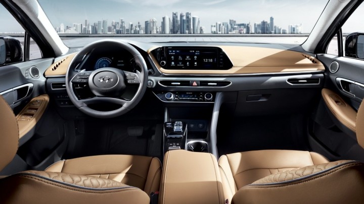 hyundai-sonata-khoang-lai