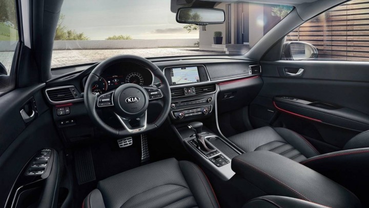 kia-optima-khoang-lai