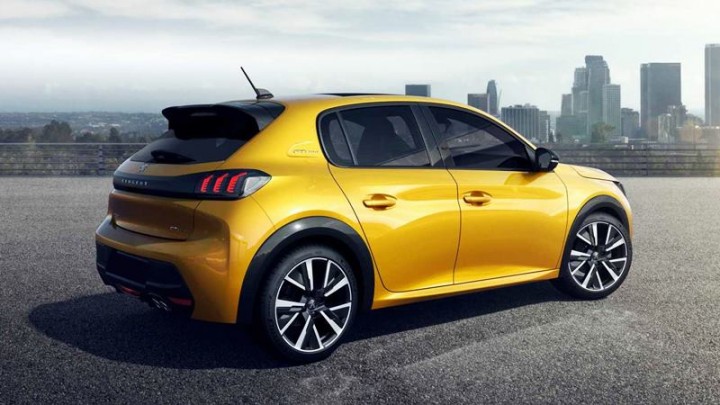 peugeot-208-duoi-xe