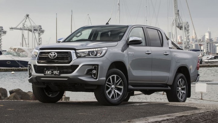 toyota hilux giá lăn bánh