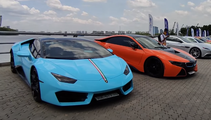Lamborghini Huracan LP580-2 (xanh dương) cùng BMW i8 (cam đen)