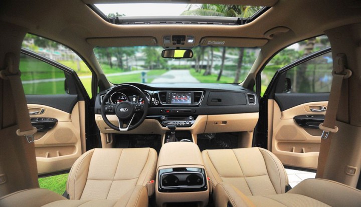 kia-sedona-khoang-lai