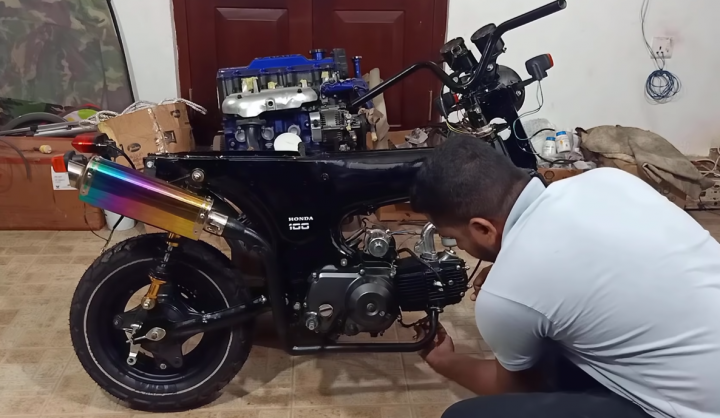 Nội bật giữa toàn bộ màu đen là cụm ống xả ánh kim cầu vồng