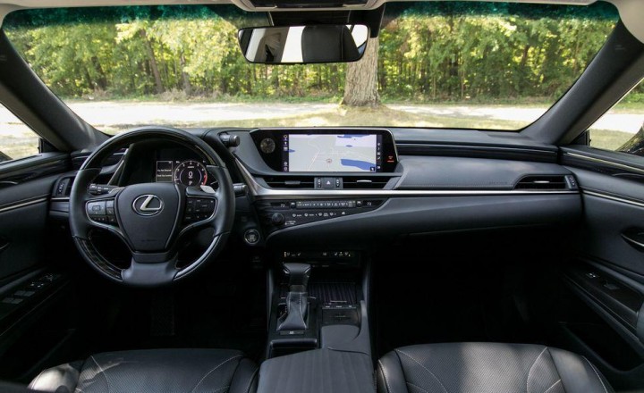 lexus-es350-khoang-lai
