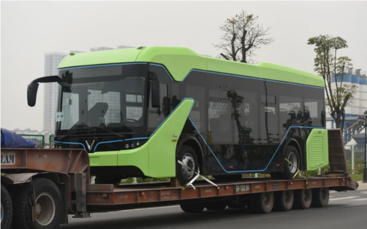 VinBus được bắt gặp trên đường vận chuyển từ nhà máy VinFast tại Hải Phòng