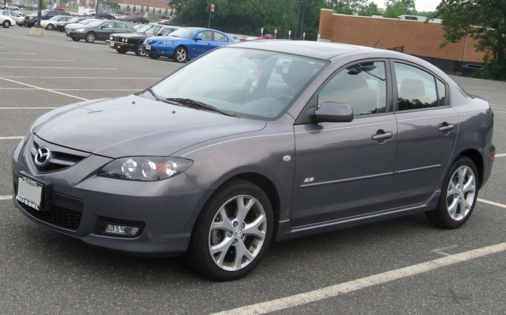 Xe mazda 3 được hãng triệu hồi thuộc thế hệ thứ nhất (2003 -2008)