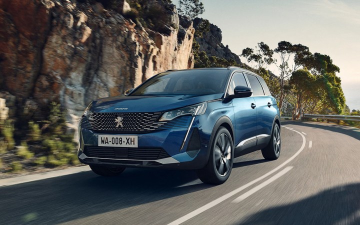 co-nen-mua-peugeot-5008