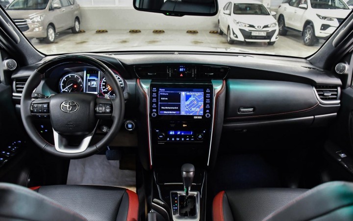 Nội thất khoang lái Toyota Fortuner