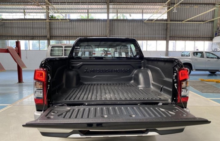 Mitsubishi-triton-4x2-at-mivec-2020-mau-den-10-1