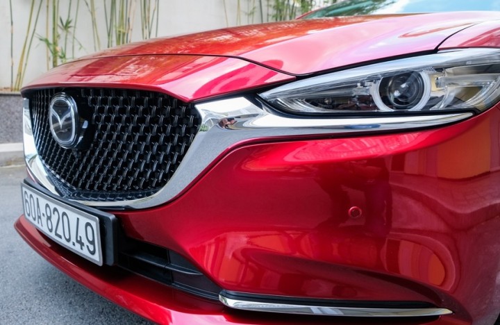Mat truoc mazda 6 nhin tu ben canh