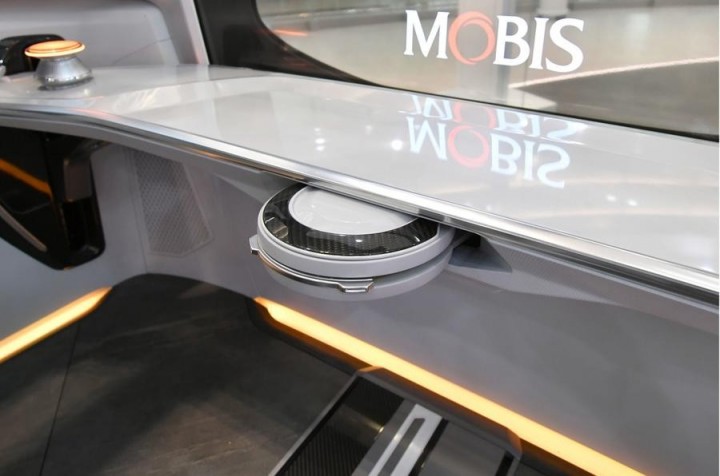 hyundai-mobis-foldable-steering-wheel-2-1c03