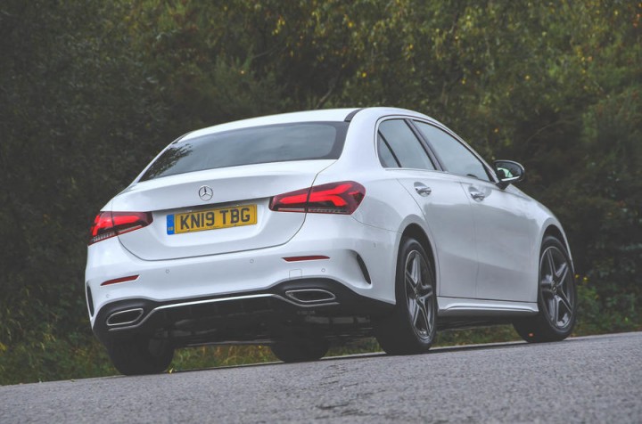 mercedes-a250-duoi-xe