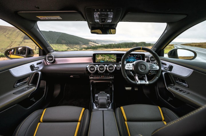 mercedes-a45-amg-khoang-l