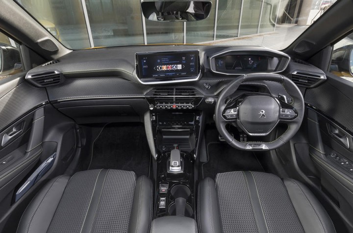 peugeot-208-khoang-lai