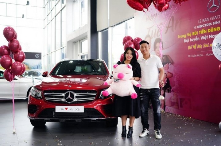 Trung vệ Bùi Tiến Dũng cùng bà xã tại buổi nhận xe