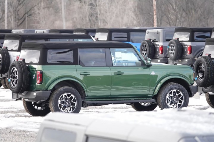 thousands-of-ford-broncos-pile-up-at-ice-mountain-the-reason-is-too-familiar_8