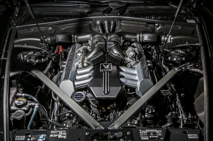 Động cơ V12 được chế tạo bởi các kỹ sư Rolls-Royce