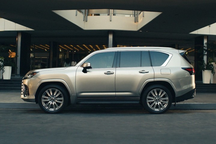 2022_Lexus_LX_19