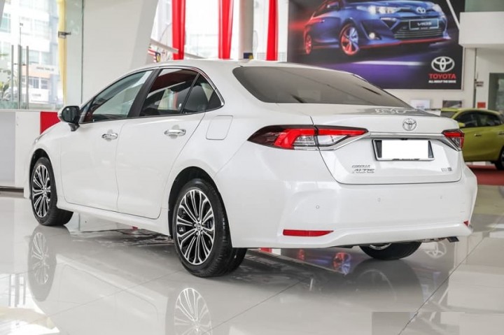 duoi-xe-Toyota-Altis-2020