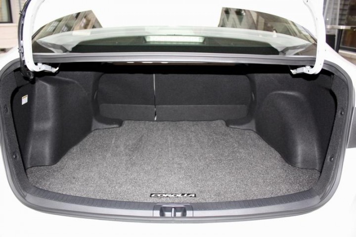 khoang-hanh-ly-Toyota-Altis-2020