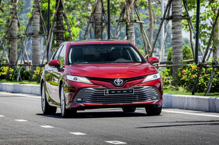 xe-Toyota-Camry-giam-gia