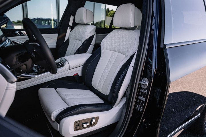BMW-X7-13