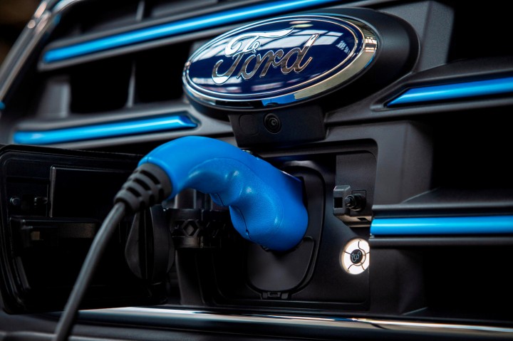 Cổng sạc điện của Ford E-Transit được đặt ở phía trước