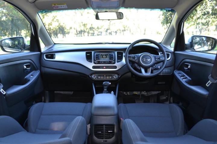 kia-rondo-khoang-lai